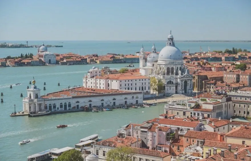 Czy w Wenecji można spotkać samochody? Odkrywamy tajemnice transportu w mieście kanałów