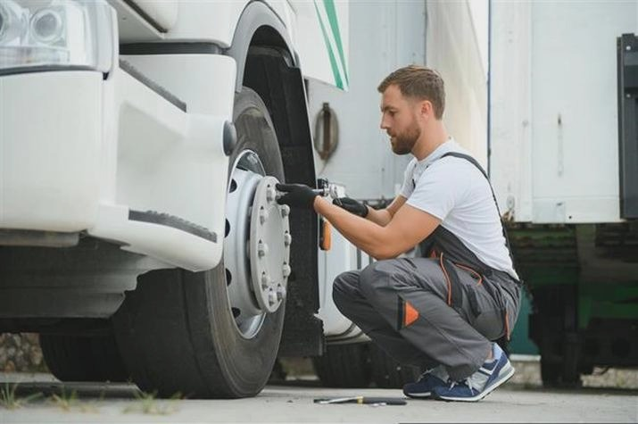 Dokręcanie kół w naczepie – właściwy moment obrotowy i zasady bezpieczeństwa