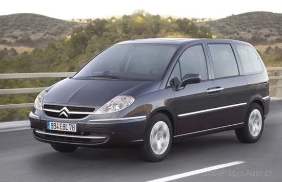 Gdzie znajduje się akumulator w Citroenie C8? Oto kluczowe informacje!