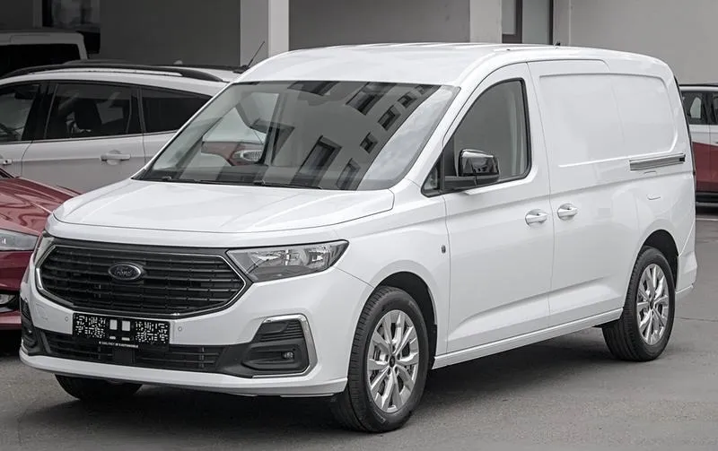 Gdzie znaleźć akumulator w Ford Transit Connect? Praktyczny przewodnik