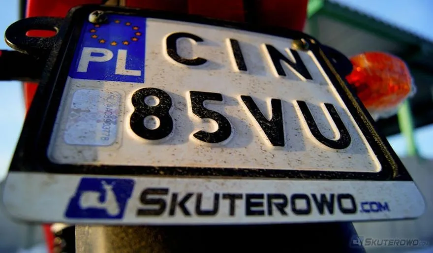 Ile kosztuje przerejestrowanie motoroweru 50? Sprawdź najnowsze stawki i opłaty!