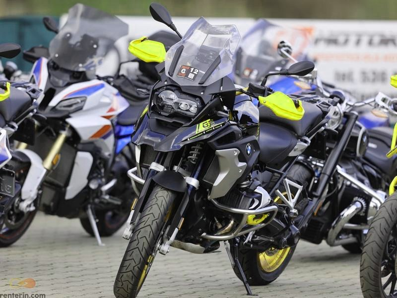 Ile kosztuje wypożyczenie motocykla? Ceny za dzień, kaucja i dodatkowe opłaty