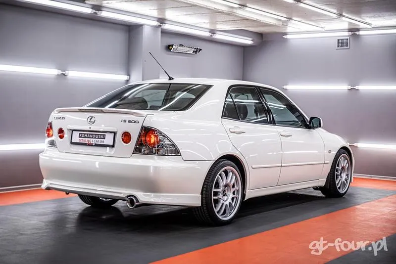 Ile pali lexus IS 200? Odkrywamy tajemnice spalania tego modelu
