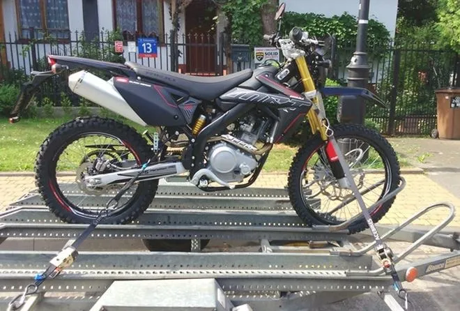 Jak bezpiecznie transportować motocykl na przyczepie – praktyczne porady dla każdego biker'a