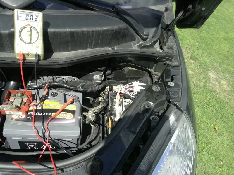 Jak dostać się do akumulatora w Renault Scenic: krok po kroku