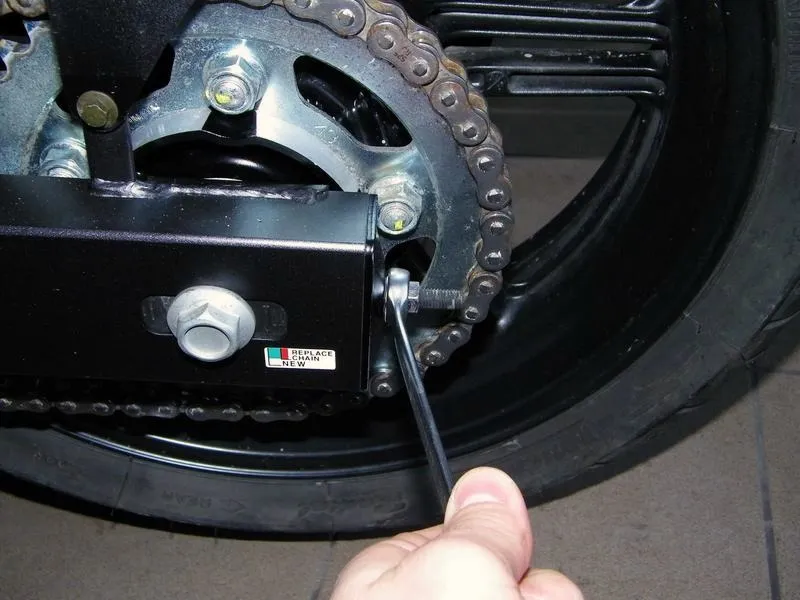 Jak prawidłowo ocenić naciąg łańcucha w motocyklu przed egzaminem?