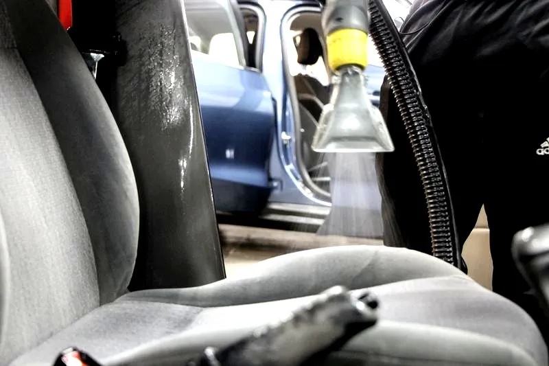 Jak skutecznie wyczyścić tapicerkę w samochodzie? Sprawdź najlepsze metody!