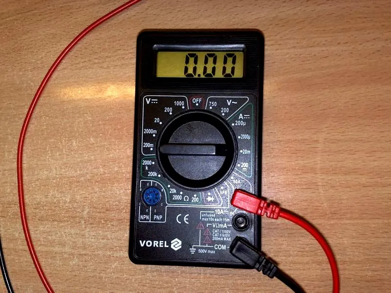 Jak sprawdzić, czy akumulator traci prąd? Prosty test poboru energii