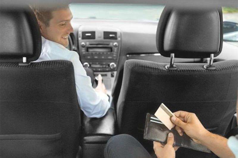Jaki terminal płatniczy wybrać dla taxi? Szybkie płatności i niskie koszty