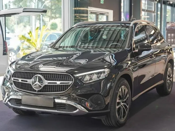 Mercedes GLC: gdzie znajduje się akumulator i jak go szybko znaleźć
