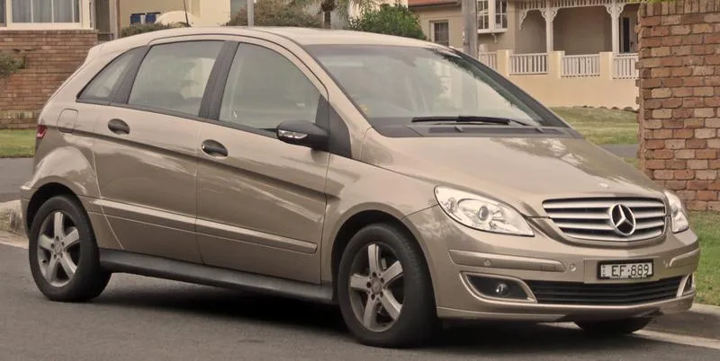 Jak otworzyć maskę Mercedesa
