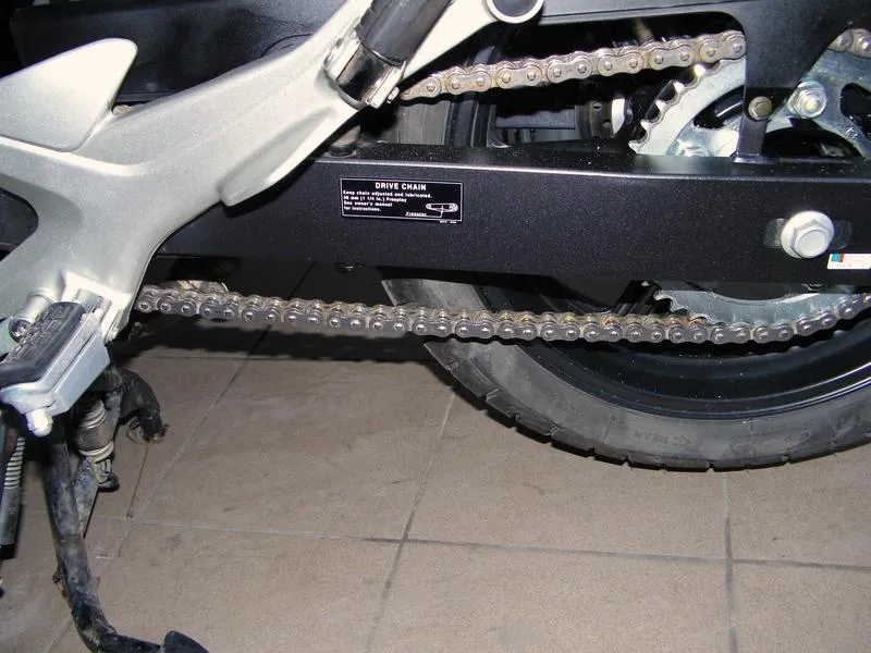 Naciąg łańcucha motocyklu