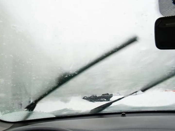 Zamarzanie szyb w samochodzie